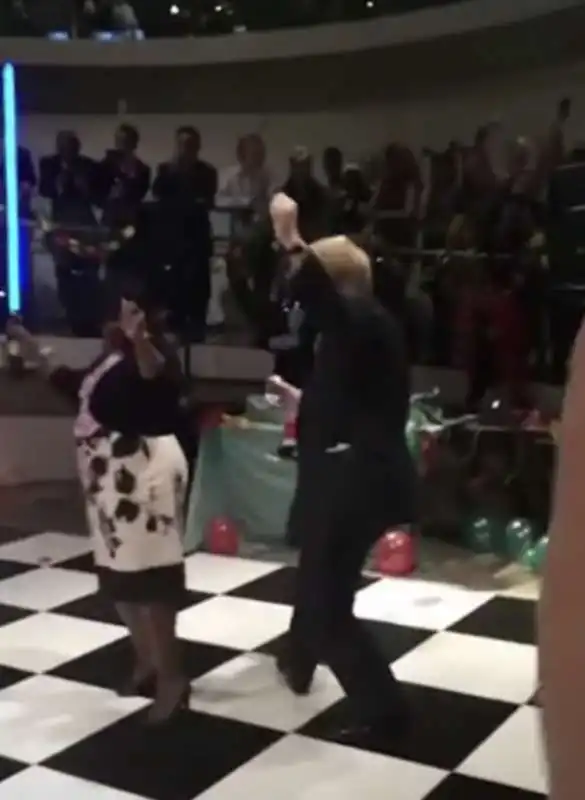 il vecchio video di boris johnson che si appoggia a una signora con spada laser   2