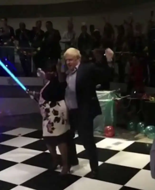 il vecchio video di boris johnson che si appoggia a una signora con spada laser   3