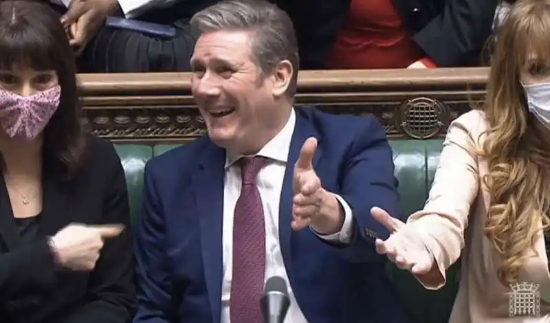 keir starmer se la ride davanti a boris johnson 