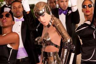 LADY GAGA PER MUGLER