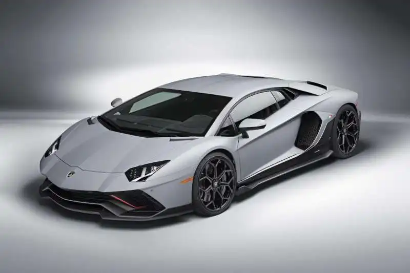 lamborghini aventador  2