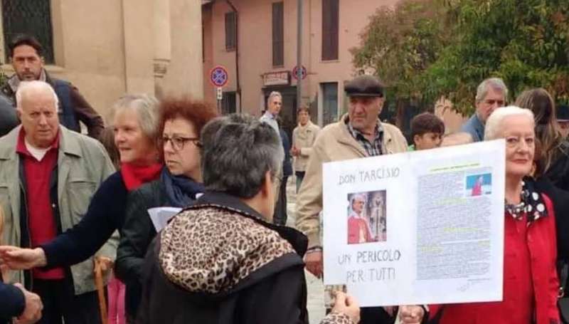 le proteste contro don tarcisio colombo