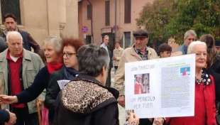 le proteste contro don tarcisio colombo