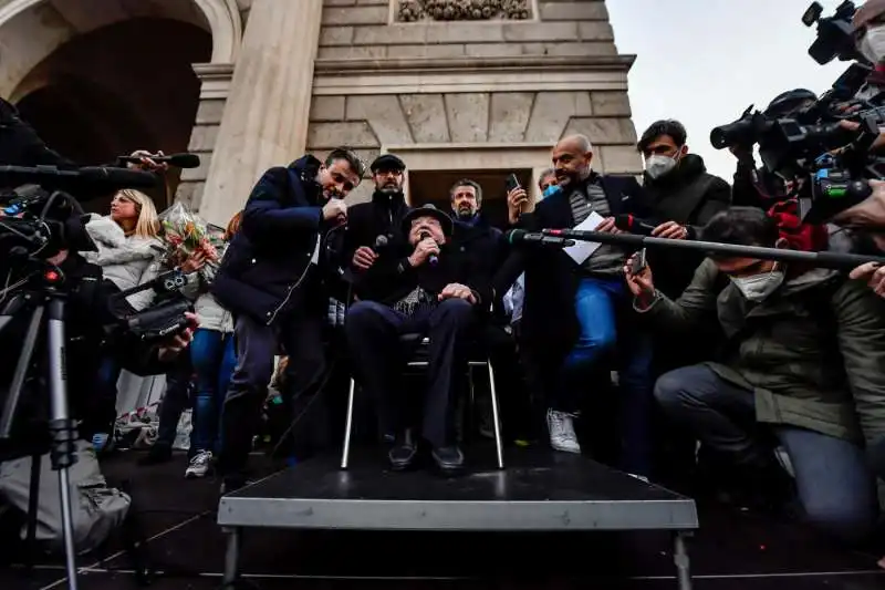 luc montagnier alla manifestazione no vax organizzata da paragone a milano 