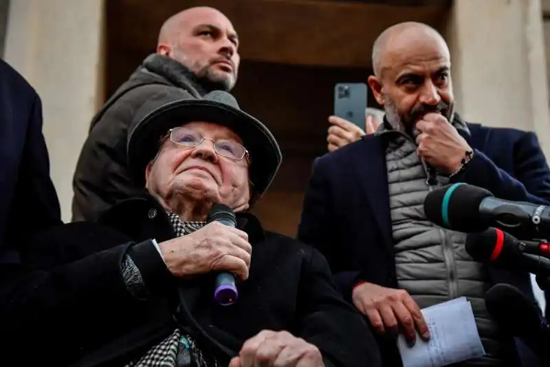 luc montagnier gianluigi paragone   manifestazione no vax milano   