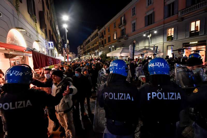 manifestazione no vax a milano 1