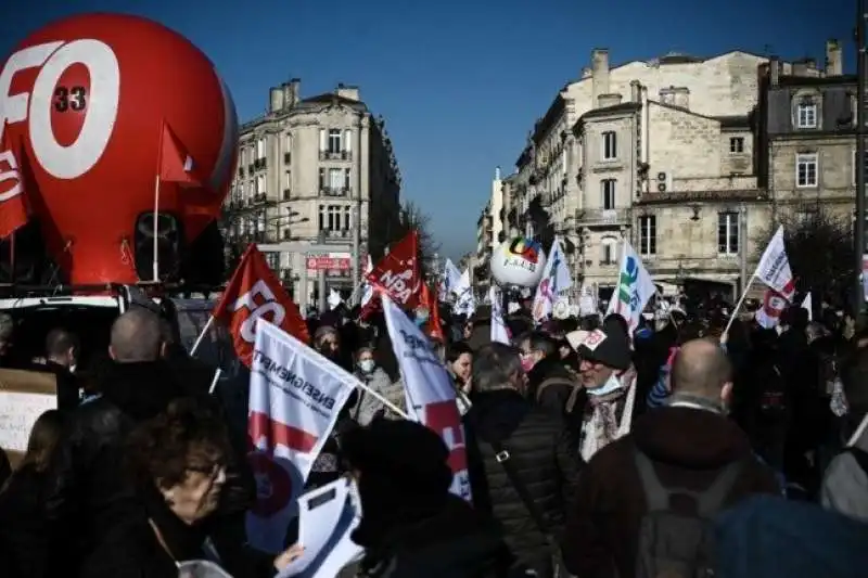 manifestazioni in francia per l'aumento degli stipendi