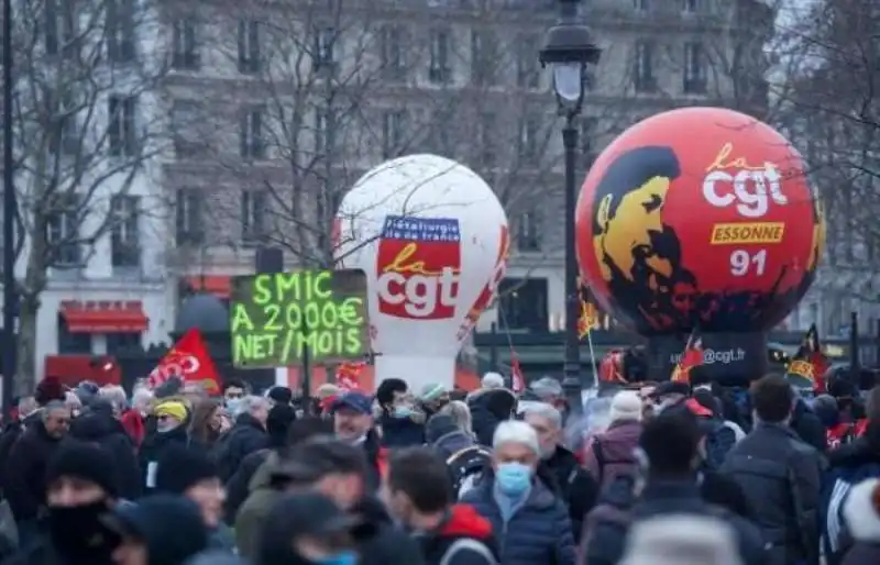 manifestazioni in francia per l'aumento degli stipendi. 