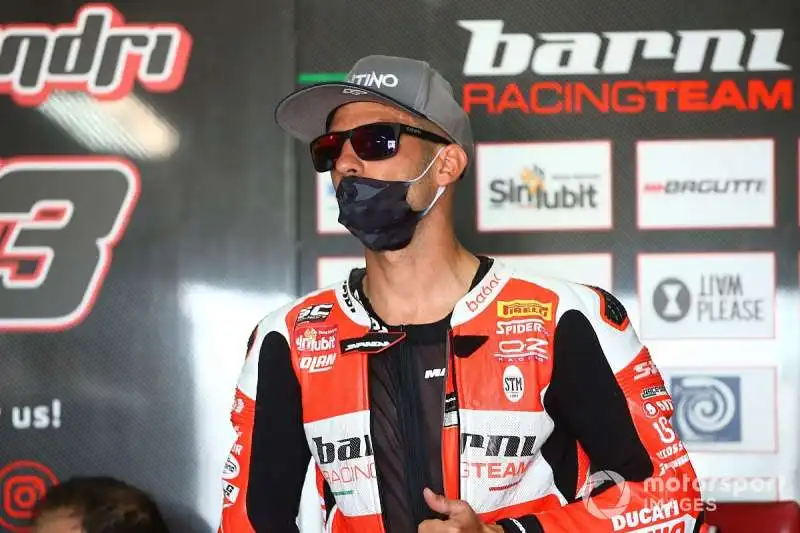 marco melandri con la mascherina 