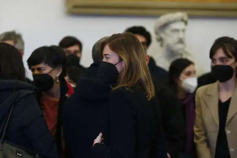 maria elena boschi alla camera ardente di david sassoli 