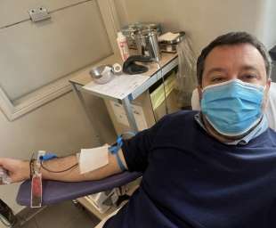 MATTEO SALVINI DONA IL SANGUE