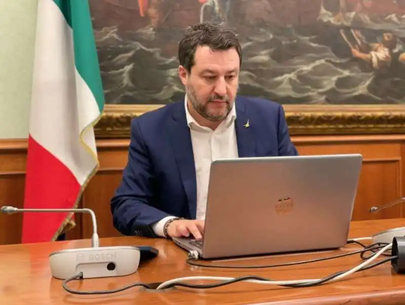 MATTEO SALVINI FA FINTA DI LAVORARE