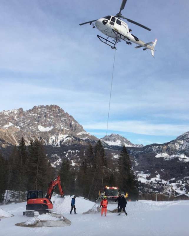 neve dagli elicotteri sulle piste di cortina 1