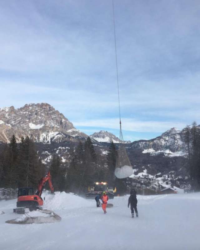 neve dagli elicotteri sulle piste di cortina 2