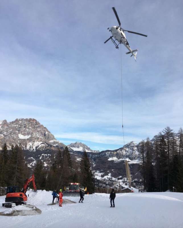 neve dagli elicotteri sulle piste di cortina 3