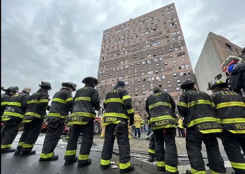 new york   incendio in un palazzo del bronx   20