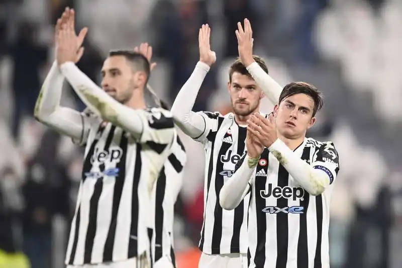 paulo dybala festeggia coi compagni