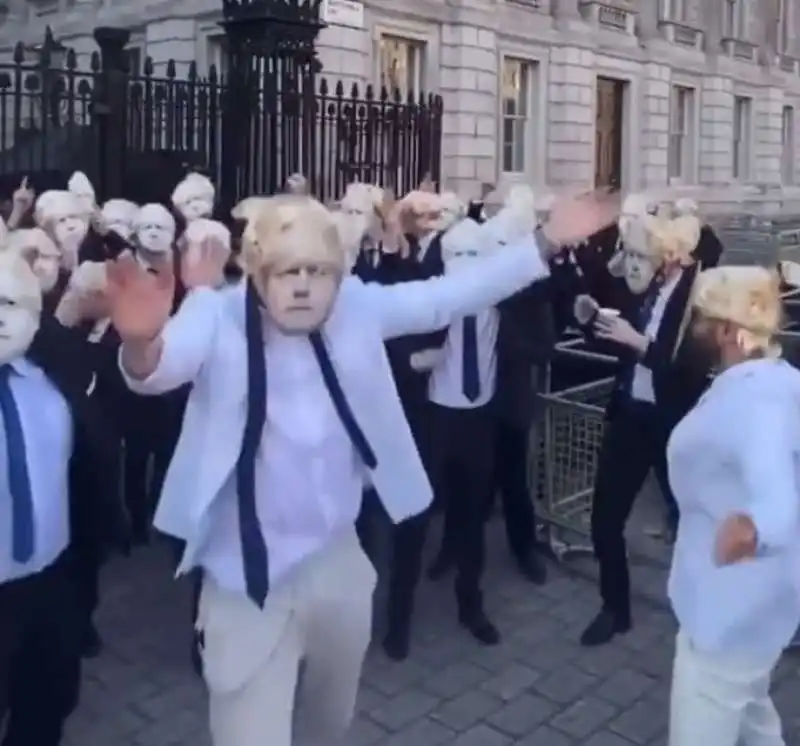 protesta in maschera contro boris johnson   1