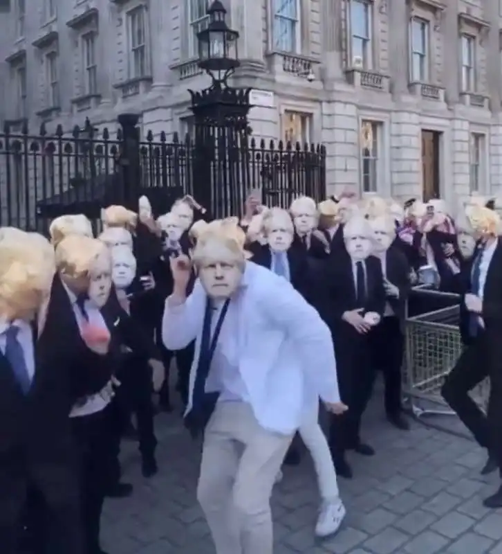 protesta in maschera contro boris johnson   3