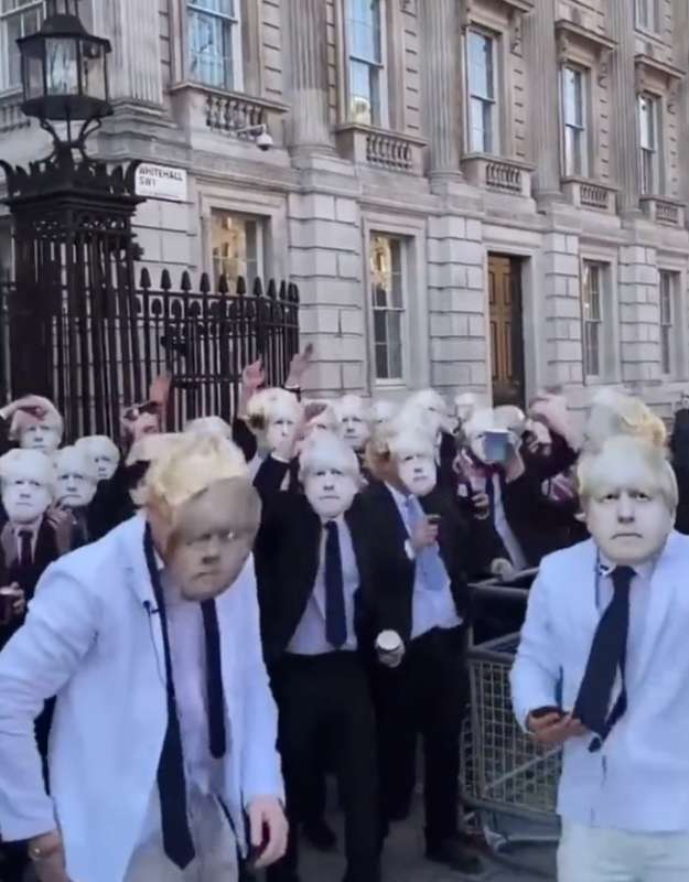 protesta in maschera contro boris johnson 4