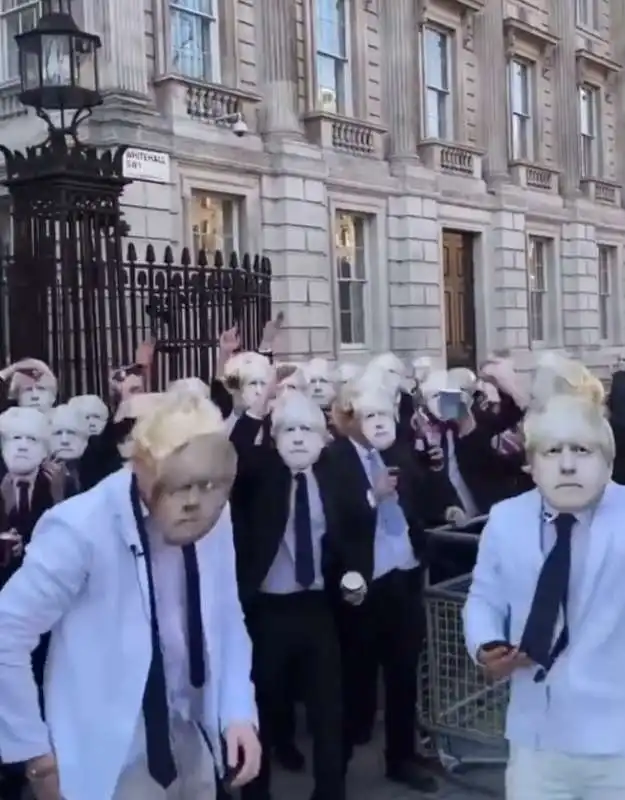 protesta in maschera contro boris johnson   4