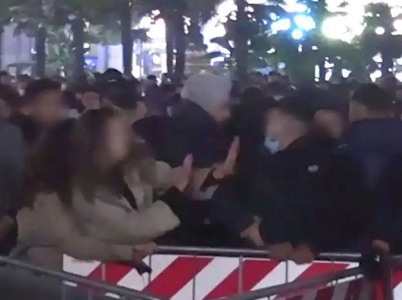 ragazze molestate a milano in piazza duomo 9