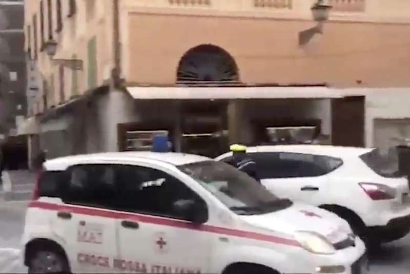 rapallo, automobilista fugge all'alt e trascina un agente per 20 metri 10