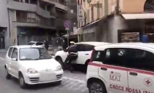 rapallo, automobilista fugge all'alt e trascina un agente per 20 metri 9