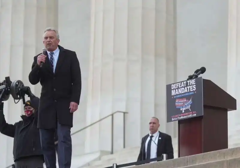 robert kennedy sulle scale del lincoln memorial   manifestazione no vax a washington