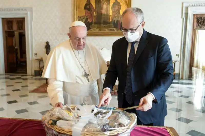 ROBERTO GUALTIERI PAPA FRANCESCO 