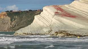 scala dei turchi imbrattata 3