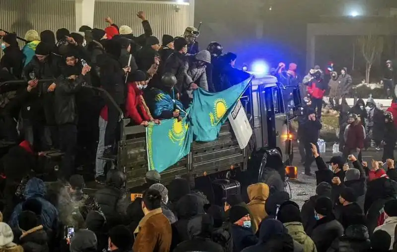 scontri e proteste in kazakistan   12