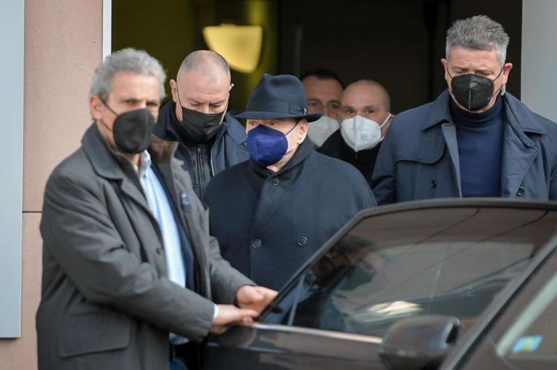 silvio berlusconi dimesso dall ospedale san raffaele 2