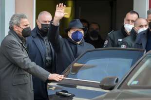 silvio berlusconi dimesso dall ospedale san raffaele 6