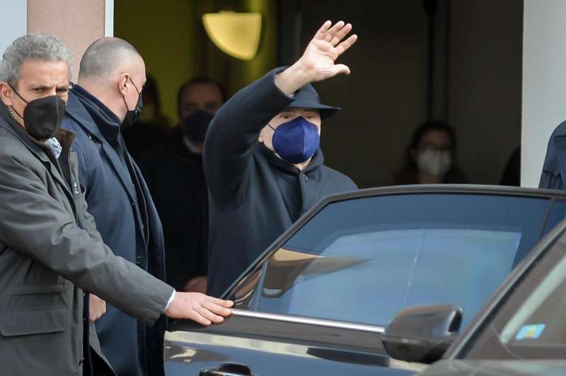 silvio berlusconi dimesso dall ospedale san raffaele 7