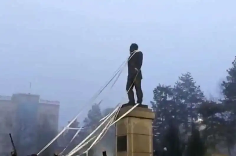 statua di nazarbayev abbattuta 