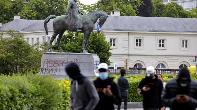 statua leopoldo belgio vandalizzata 12