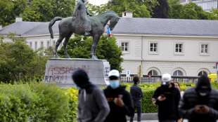 statua leopoldo belgio vandalizzata 12