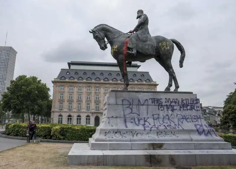 statua leopoldo belgio vandalizzata 13