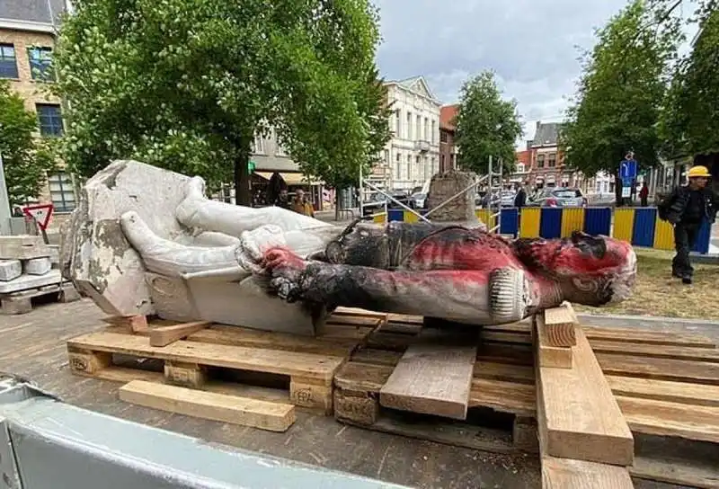 statua leopoldo belgio vandalizzata 14