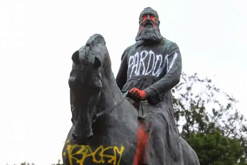 statua leopoldo belgio vandalizzata 15