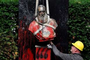 statua leopoldo belgio vandalizzata 17