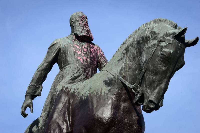 statua leopoldo belgio vandalizzata 18