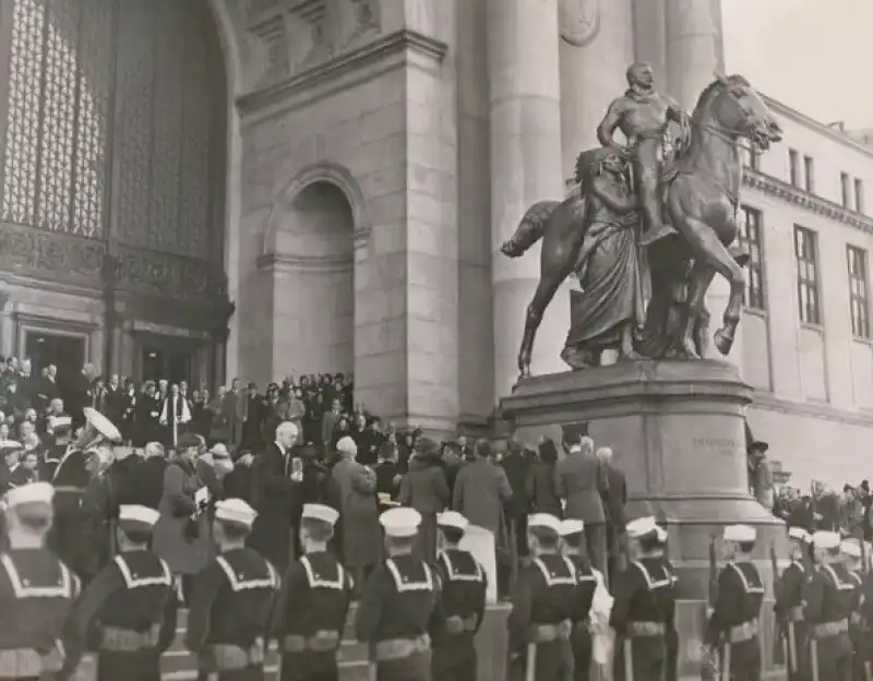 statua theodore roosevelt museo di storia naturale new york 2