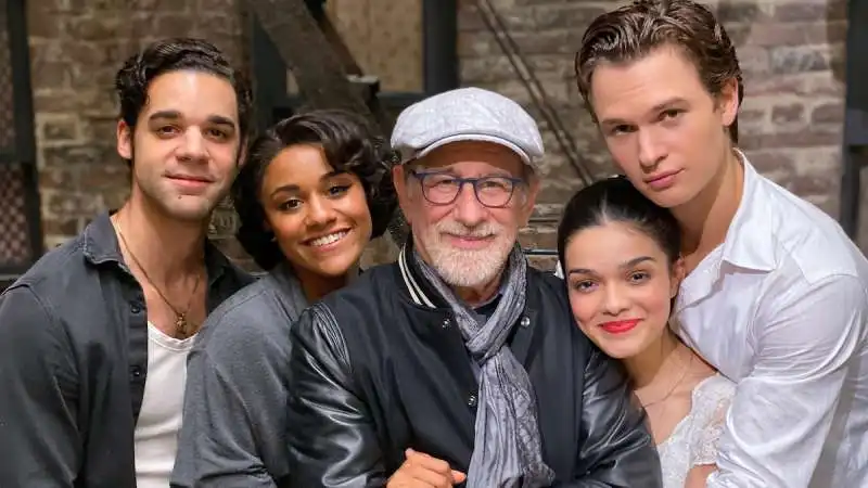 steven spielberg con il cast di west side story 