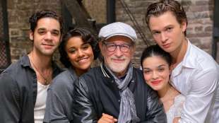 steven spielberg con il cast di west side story