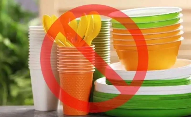 stop agli oggetti di plastica monouso 12