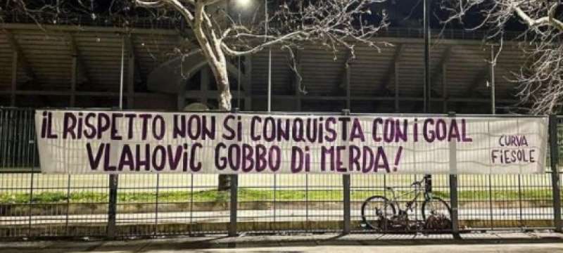 striscioni contro vlahovic