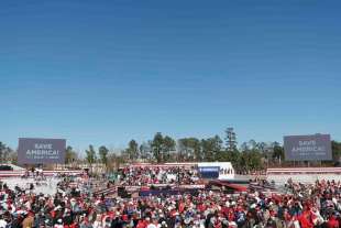 supporter di donald trump comizio a conroe, texas