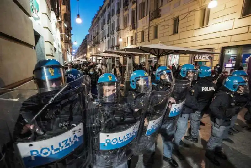 TORINO - MANIFESTANTI NO GREEN PASS BLOCCATI DALLA POLIZIA